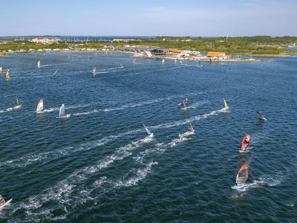 watersporten op het water op schouwen duiveland