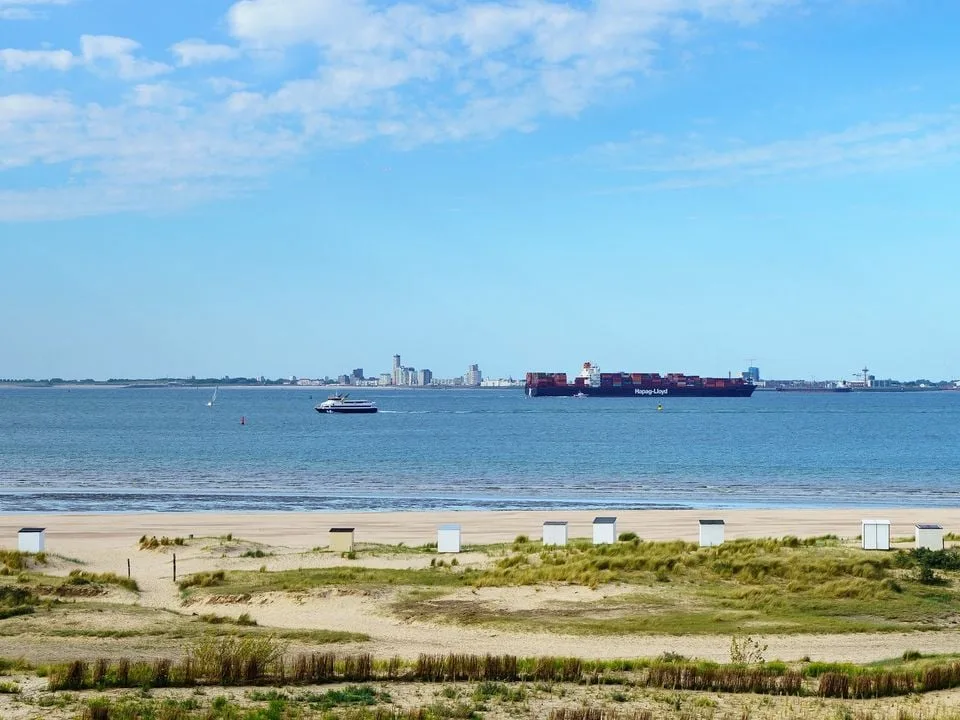strand met scheepvaart ervoor