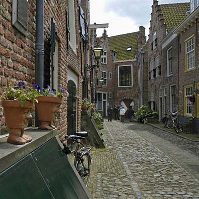 Historisch straatje met kinderkopjes in Middelburg