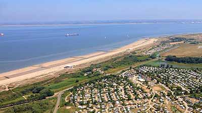 Luchtfoto van een vakantiepark aan de Zeeuwse kust bij Groede