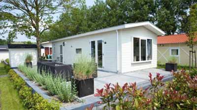 Modern chalet met terras op een vakantiepark in Zeeland