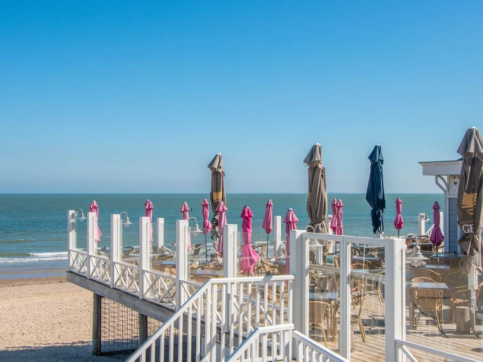 Strandpaviljoen op strand van Cadzand