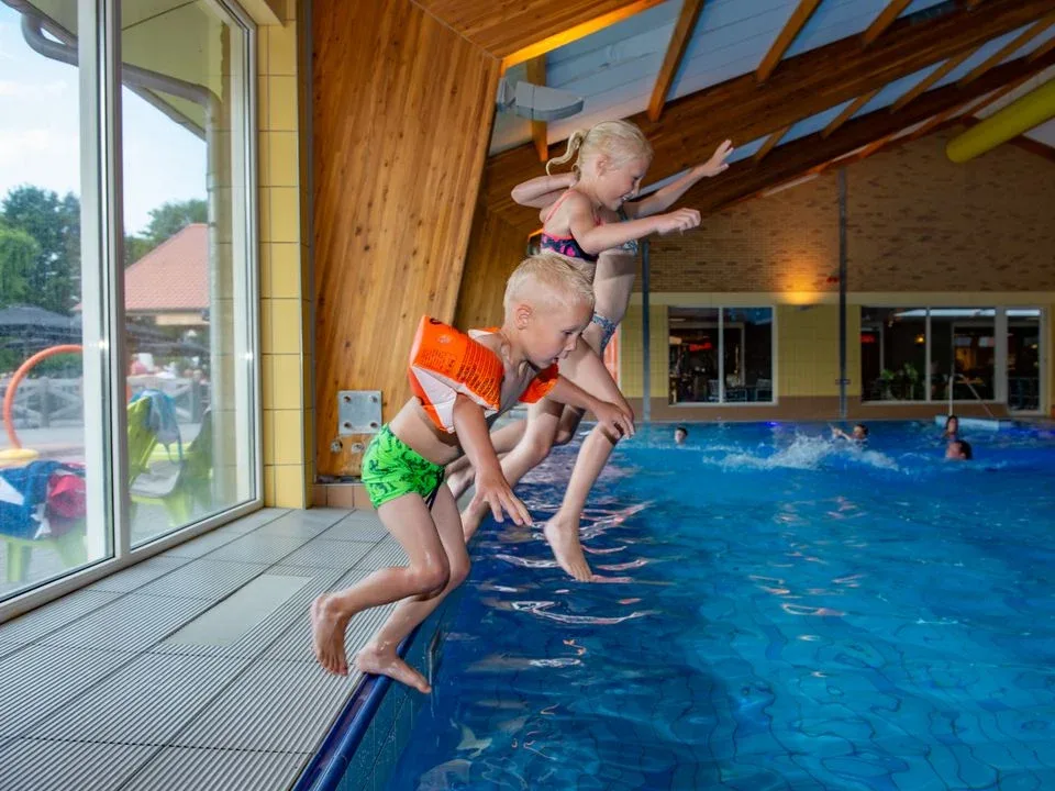Binnenzwembad op een vakantiepark waar jij een bungalow kan huren