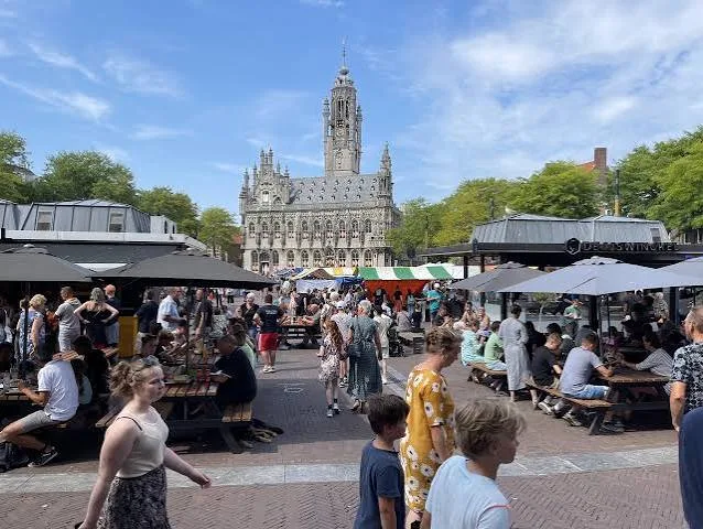 De markt van Middelburg midden in het hart van de stad